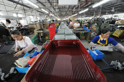 江西新干:箱包产业带动就业